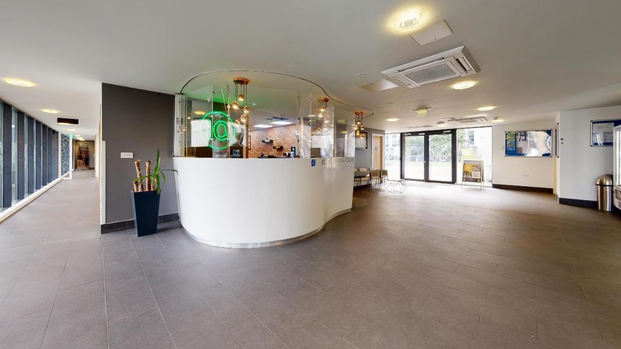 런던 Sterling Court In Wembley 아파트 외부 사진